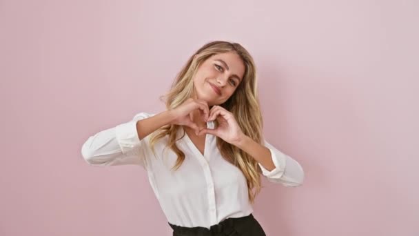 그녀의 손으로 사랑의 상징을 만드는 아름다운 금발의 로맨틱 행복을 발렌타인 — 비디오