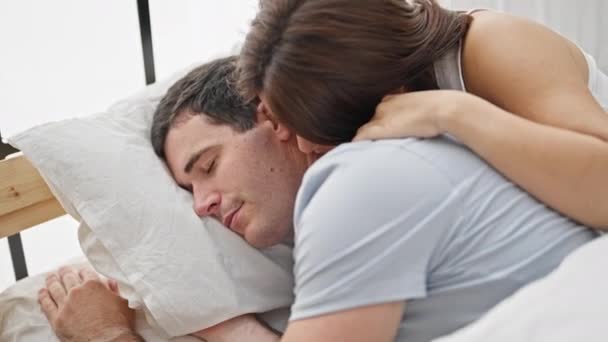 Beau Couple Couché Sur Lit Embrassant Pendant Sommeil Dans Chambre — Video