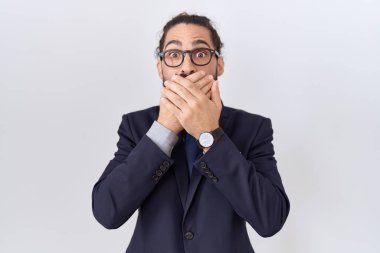 Sakallı, takım elbiseli ve kravatlı İspanyol bir adam yanlışlıkla ağzı ellerle kapatmış. gizli kavram. 