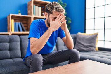 Genç adam evdeki kanepede otururken strese girdi.