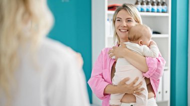 Anne ve kızı klinikte birbirlerine sarılıyorlar.