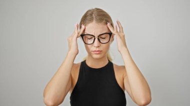 İzole edilmiş beyaz arka planda duran genç sarışın kadın