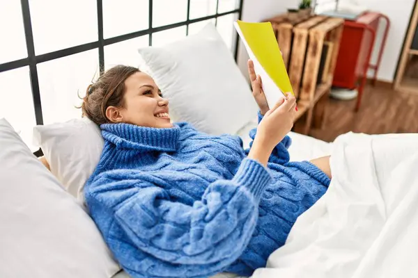 Молодая Красивая Латиноамериканка Читает Книгу Лежащую Кровати Спальне — стоковое фото