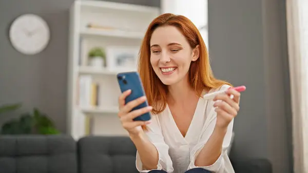 Young Redhead Woman Having Video Call Holding Pregnancy Test Smiling — Stock Photo, Image