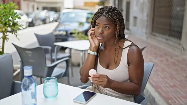 Mujer Afroamericana Con Auriculares Sentados Mesa Terraza Cafetería — Foto de Stock