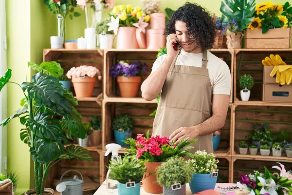Jeune Homme Latin Fleuriste Souriant Confiant Parler Sur Smartphone Boutique — Photo
