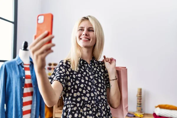 Jovem Loira Segurando Sacos Compras Fazer Selfie Por Smartphone Sorrindo — Fotografia de Stock