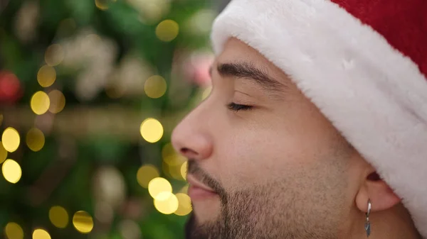 自宅でクリスマスツリーに自信を持って微笑む若いアラブの男 — ストック写真