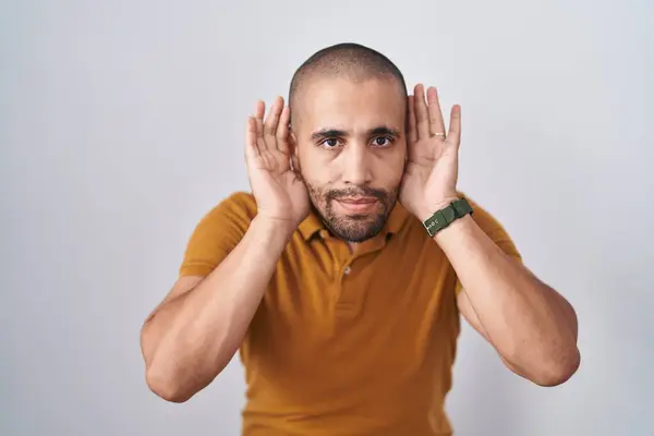 Hombre Hispano Con Barba Pie Sobre Fondo Blanco Tratando Escuchar —  Fotos de Stock