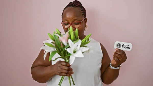 Mujer Afroamericana Segura Oliendo Alegremente Ramo Flores Sobre Fondo Rosa —  Fotos de Stock