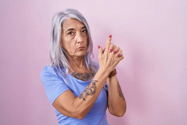 Žena Středního Věku Tetováním Stojící Nad Růžovým Pozadím Držící Symbolickou — Stock fotografie