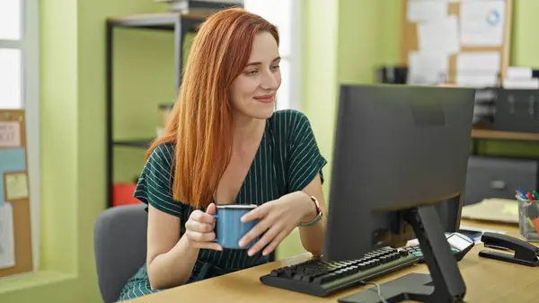 Junge Rothaarige Geschäftsfrau Trinkt Büro Kaffee Mit Dem Computer — Stockfoto