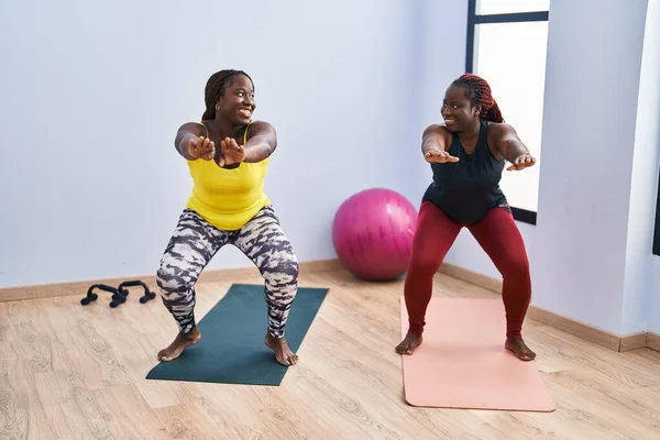 在体育中心 非洲裔美国妇女微笑着自信地锻炼腿 — 图库照片