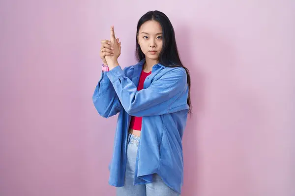 Mladá Asijská Žena Stojící Nad Růžovým Pozadím Drží Symbolickou Zbraň — Stock fotografie