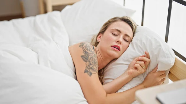 Genç Sarışın Kadın Yatakta Uzanıyor Yatak Odasında Uyuyor — Stok fotoğraf