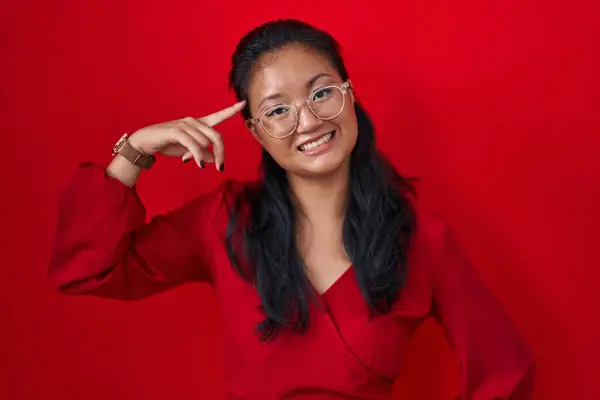 Asian Young Woman Standing Red Background Smiling Pointing Head One — Stock Photo, Image