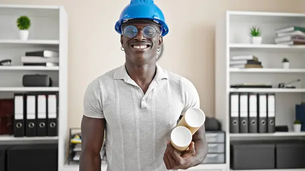 Arquitecto Hombre Afroamericano Sonriendo Confiado Sosteniendo Planos Oficina —  Fotos de Stock