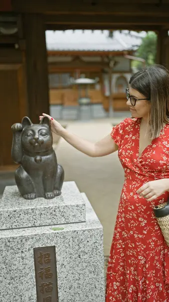 Красивая Латиноамериканка Очках Рассчитывает Удачу Стоя Знаменитой Статуи Счастливой Кошки — стоковое фото