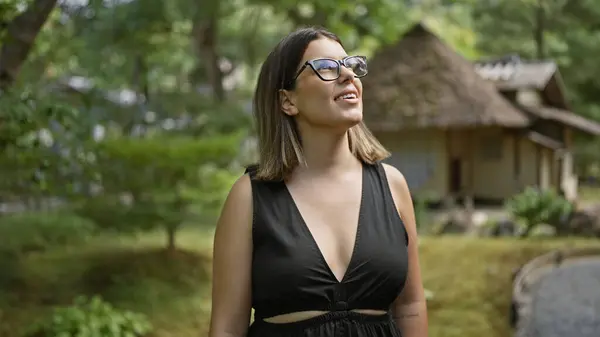 Потрясающее Фото Счастливой Успешной Латиноамериканской Женщины Очках Излучающей Счастье Игриво — стоковое фото