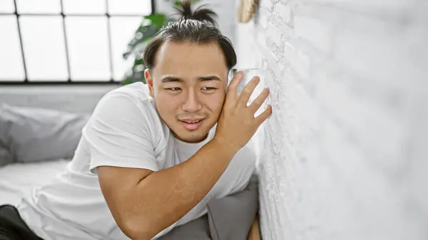 Kíváncsi Fiatal Kínai Férfi Alattomosan Hallgatózik Hálószoba Falán Keresztül Üveggel — Stock Fotó