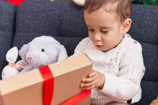 Sevimli Spanyol Bebek Evdeki Kanepede Oturmuş Noel Hediyesini Açıyor — Stok fotoğraf