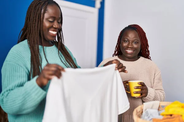African American Women Hanging Clothes Clothesline Drinking Coffee Laundry Room — Stock Photo, Image
