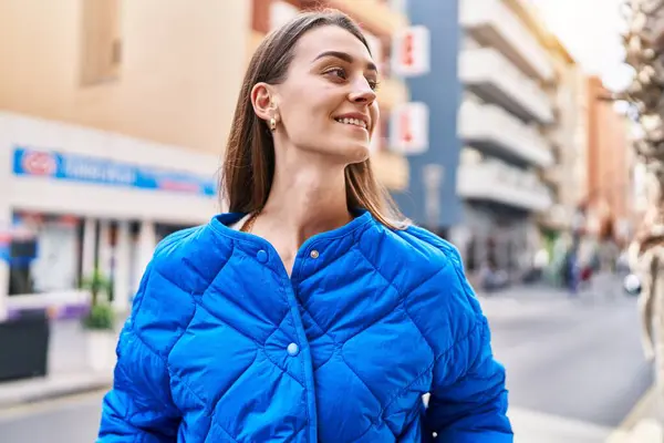 Young Caucasian Woman Smiling Confident Looking Side Street — Stock Photo, Image