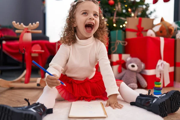 Sevimli Sarışın Kız Noel Baba Mektubu Yazıyor Evdeki Noel Ağacının — Stok fotoğraf