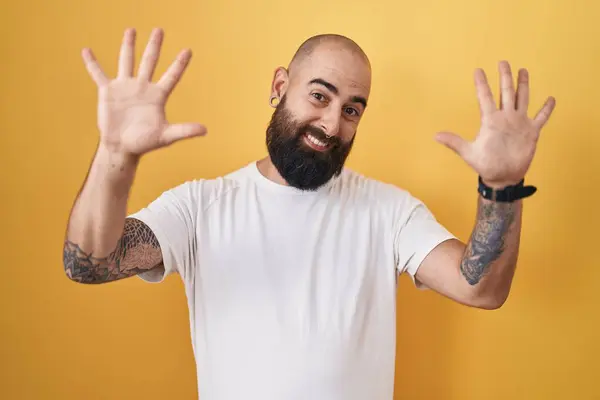 Young Hispanic Man Beard Tattoos Standing Yellow Background Showing Pointing — Stock Photo, Image