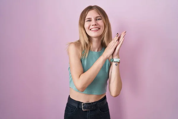 Blonde Caucasian Woman Standing Pink Background Clapping Applauding Happy Joyful — Photo
