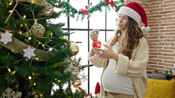 Mladá Těhotná Žena Zdobení Vánoční Stromeček Doma — Stock fotografie