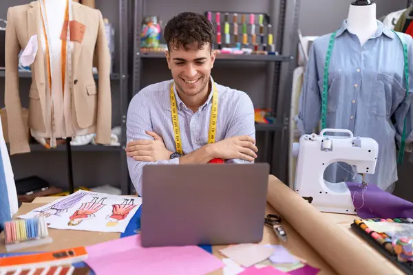 年轻的他的惊慌失措的服装制造商设计师用笔记本电脑开心的脸微笑着 交叉双臂看着相机 积极的人 — 图库照片