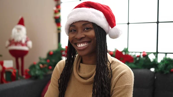 Donna Africana Sorridente Seduta Decorazione Natale Casa — Foto Stock