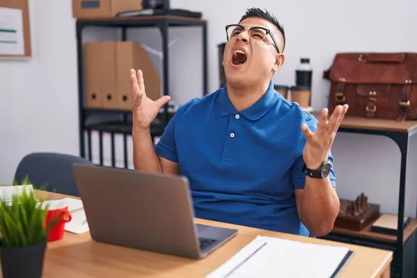 在办公室里工作的年轻人 带着笔记本电脑 疯狂地喊叫着 带着咄咄逼人的表情和手臂大喊大叫 沮丧的概念 — 图库照片