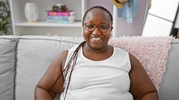 Alegre Mujer Afroamericana Con Gafas Felizmente Relajante Acogedor Sofá Casa —  Fotos de Stock