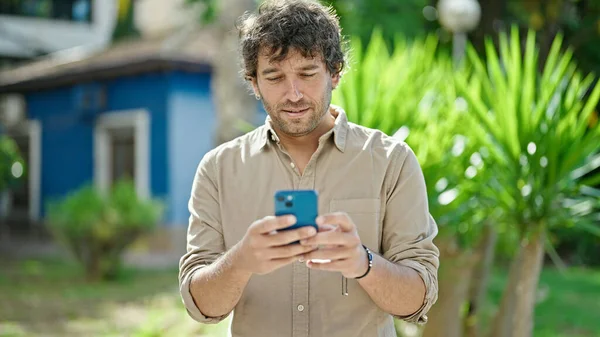 Junger Hispanischer Mann Benutzt Smartphone Mit Ernster Miene Park — Stockfoto