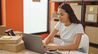 Ofiste dizüstü bilgisayar kullanan Afrikalı Amerikalı kadın ekommerce işçisi.