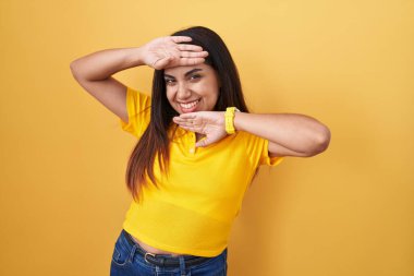 Sarı arka planda duran genç Arap kadın gülümsüyor ve elleri yüzünü gösteren bir böceği dikizliyordu. Şaşırdım ve çıktım. 