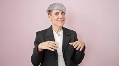 Genç kadın iş adamı, kendine güvenen, pembe arka planda duran.