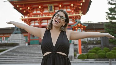 Fushimi inari-taisha 'ya gülümseyen, gözlüklü, genç ve güzel bir İspanyol kadın.
