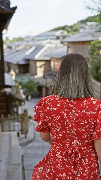 Повседневная Прогулка Красивой Латиноамериканской Женщины Старой Улице Киото Захватывает Взгляд — стоковое фото