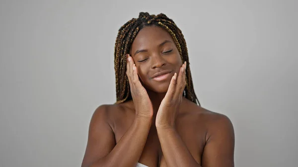 Afroamerykanka Uśmiecha Się Pewnie Masując Twarz Odizolowanym Białym Tle — Zdjęcie stockowe