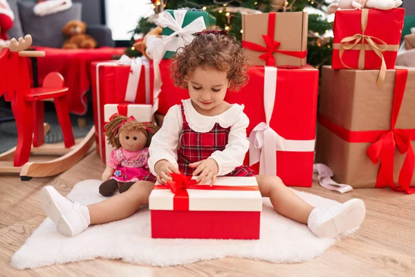 Entzückende Hispanische Kleinkind Auspacken Weihnachtsgeschenk Sitzt Auf Dem Boden Hause — Stockfoto