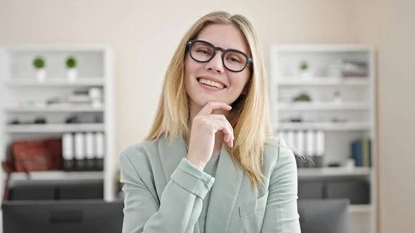 Mujer Joven Rubia Trabajadora Negocios Sonriendo Confiada Oficina —  Fotos de Stock