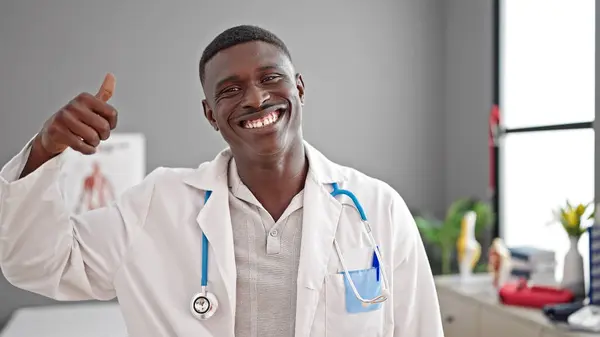 Африканский Американец Доктор Делает Большой Палец Вверх Клинике — стоковое фото