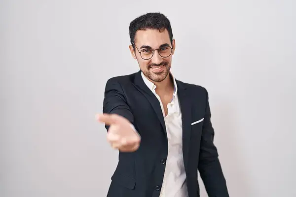 Bonito Homem Hispânico Negócios Sobre Fundo Branco Sorrindo Alegre Oferecendo — Fotografia de Stock
