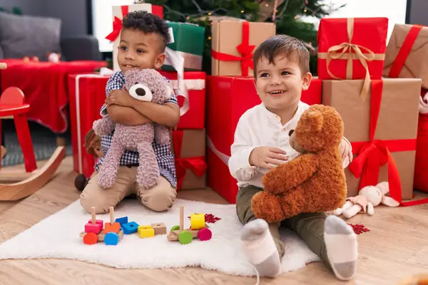 Adorables Chicos Abrazando Oso Peluche Celebrando Navidad Casa —  Fotos de Stock