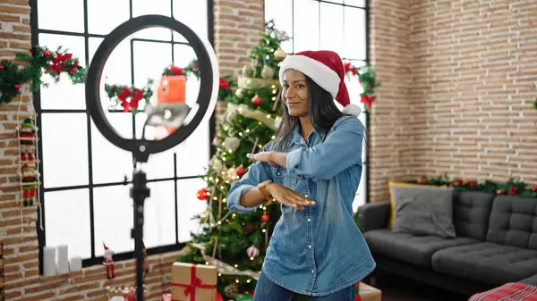 Afričanky Americká Žena Slaví Vánoce Nahrávání Taneční Video Smartphone Doma — Stock fotografie