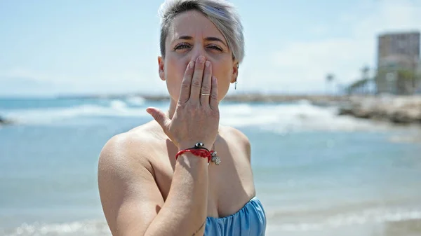 Junge Touristin Bikini Pustet Kuss Strand — Stockfoto