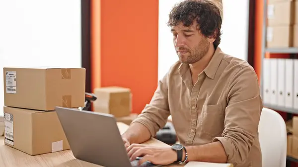 Young Hispanic Man Ecommerce Business Worker Typing Computer Office — Stock Photo, Image